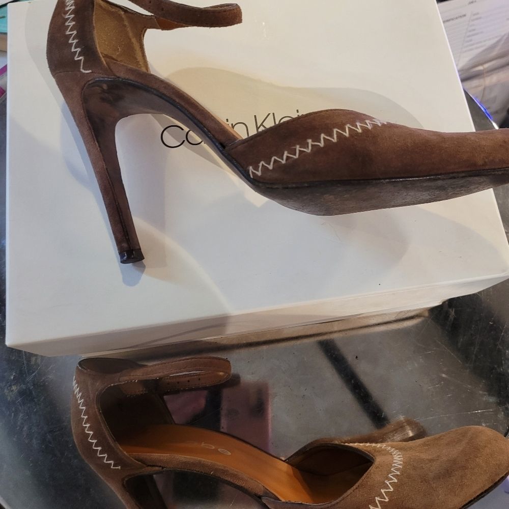 BEBE BROWN SUEDE 5" HEELS w DECORATIVE STITCH EMBELLISHMENTS SIZE 8 USED